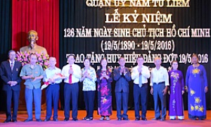 Quận ủy Nam Từ Liêm trao tặng Huy hiệu Đảng cho các đảng viên đợt 19-5